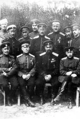 Généraux blancs en Bulgarie, 1921 ; assis, de droite à gauche : Steifon, Koutiepov, Vitkovski. Les régiments s&rsquo;embauchaient aux mines au complet, avec leurs commandants. Source : Wikimedia Commons. Domaine public.
