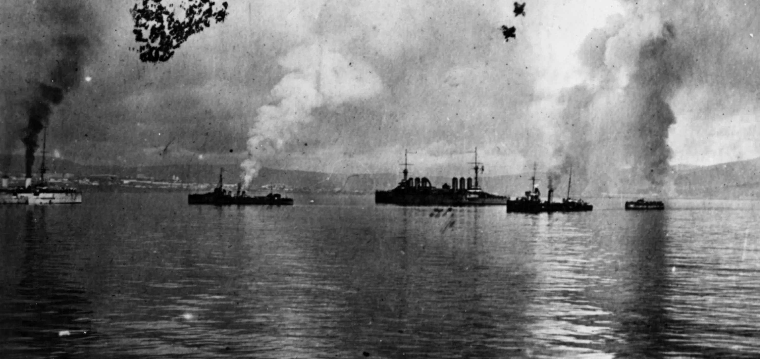 Le croiseur cuirassé Waldeck-Rousseau devant Novorossiisk, 1920 — cliché d&rsquo;un officier de l&rsquo;US Navy. Le navire amiral de l&rsquo;escadre française de Méditerranée escorta l&rsquo;exode russe en serre-file. Source : photo L. Doughty, U.S. Naval History and Heritage Command (NH 63471), via Wikimedia Commons. Domaine public.