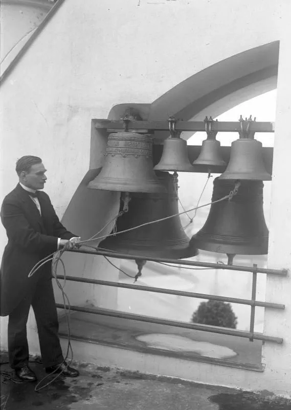 Le sonneur de l&rsquo;église russe de Berlin, 1931. Les cloches furent fondues grâce aux dons des émigrés. Source : Bundesarchiv, Bild 102-11145 / CC BY-SA 3.0 DE.