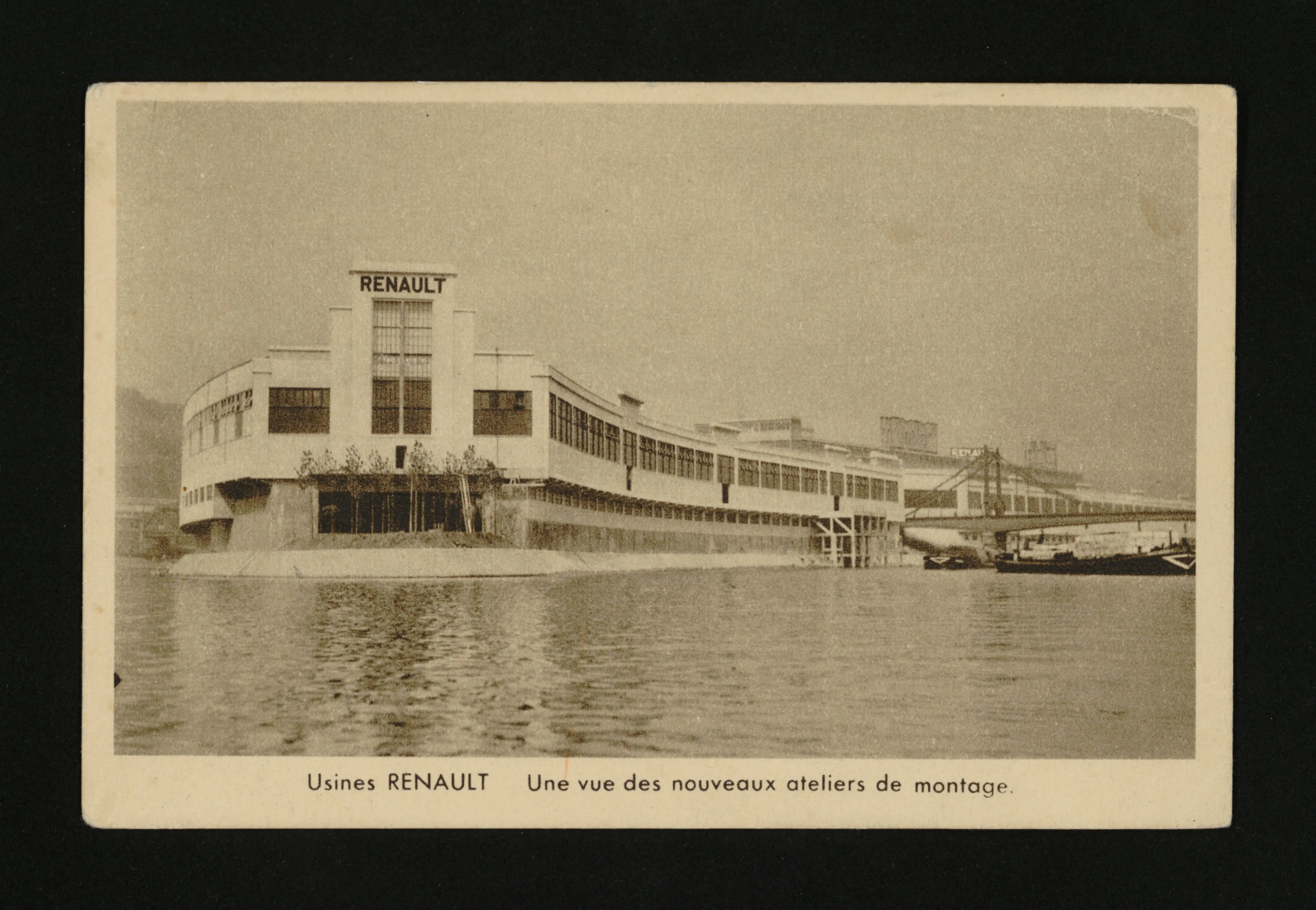 Les ateliers de montage des usines Renault à Boulogne-Billancourt. Carte postale, 1920. Source : Archives municipales de Boulogne-Billancourt (9FI-BOU 284), via Wikimedia Commons. Licence Ouverte.