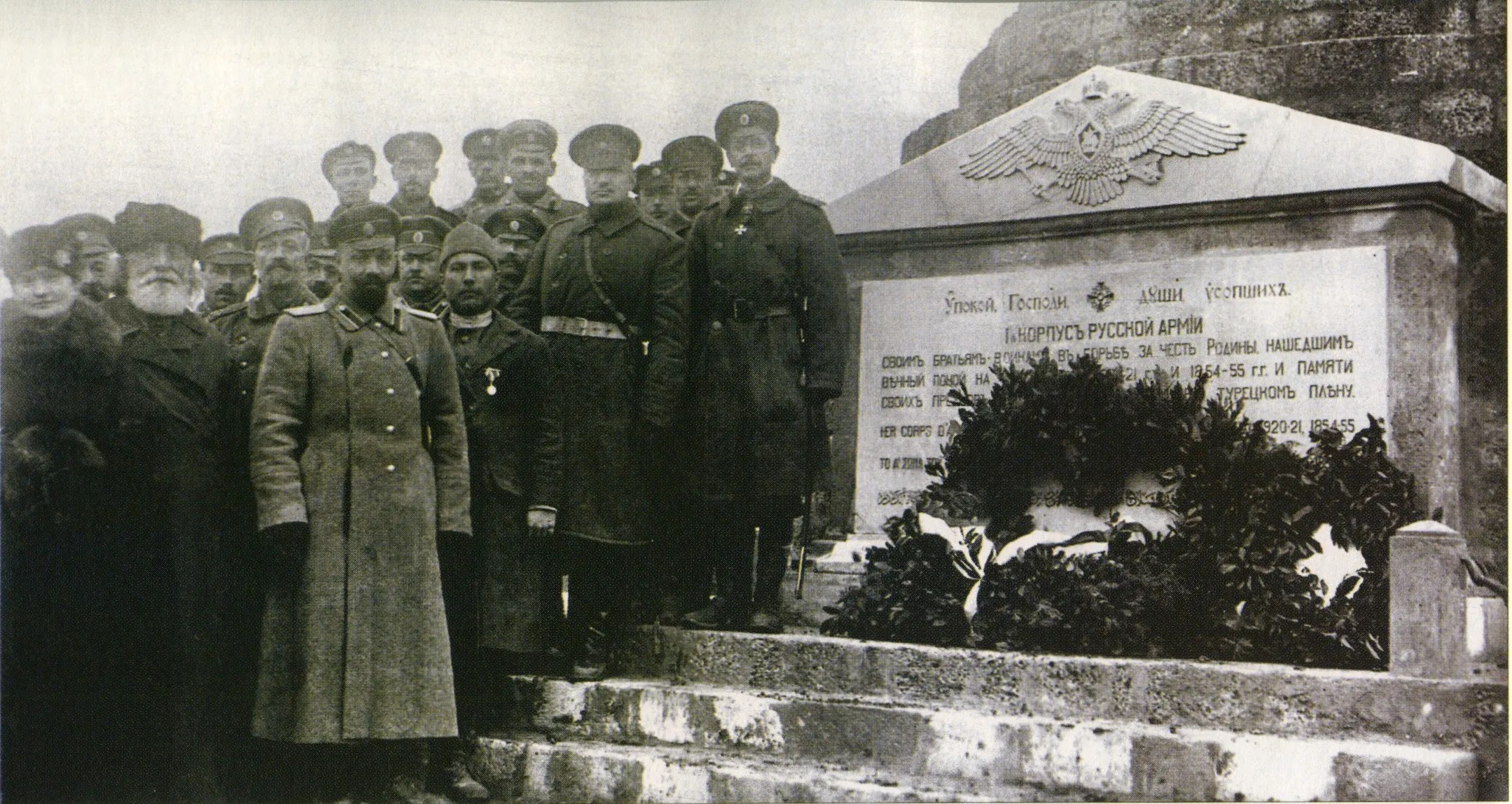 Koutiepov devant le monument-tumulus de Gallipoli, été 1921. Chaque habitant du camp apporta sa pierre. Source : revue Rodina, n° 12, 2007, via Wikimedia Commons. Domaine public.