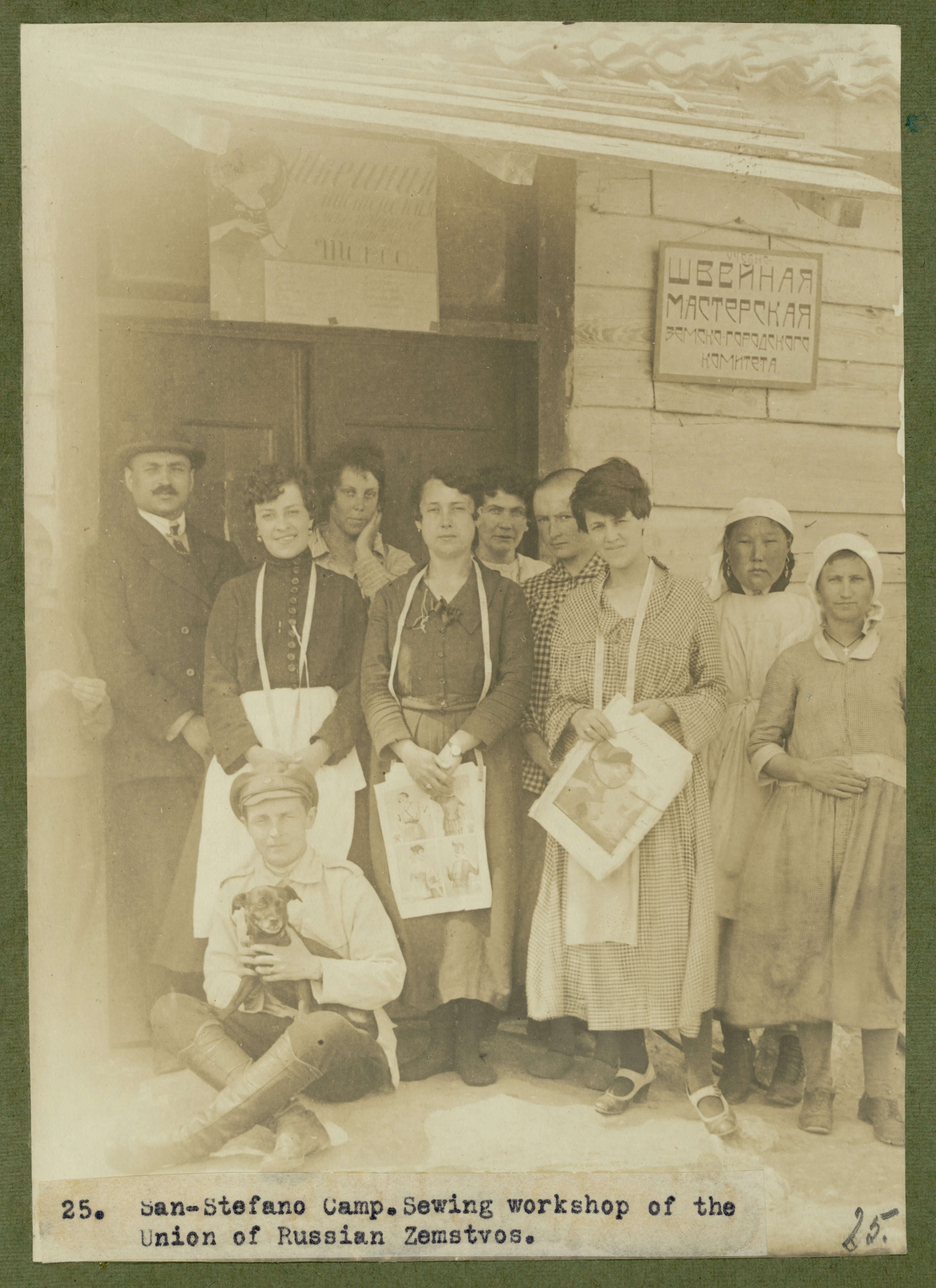 Atelier de couture de l&rsquo;Union des zemstvos russes au camp de San Stefano, près de Constantinople, début des années 1920. En attendant les visas, la dispersion apprenait à gagner sa vie. Source : American National Red Cross collection / Library of Congress. Domaine public.