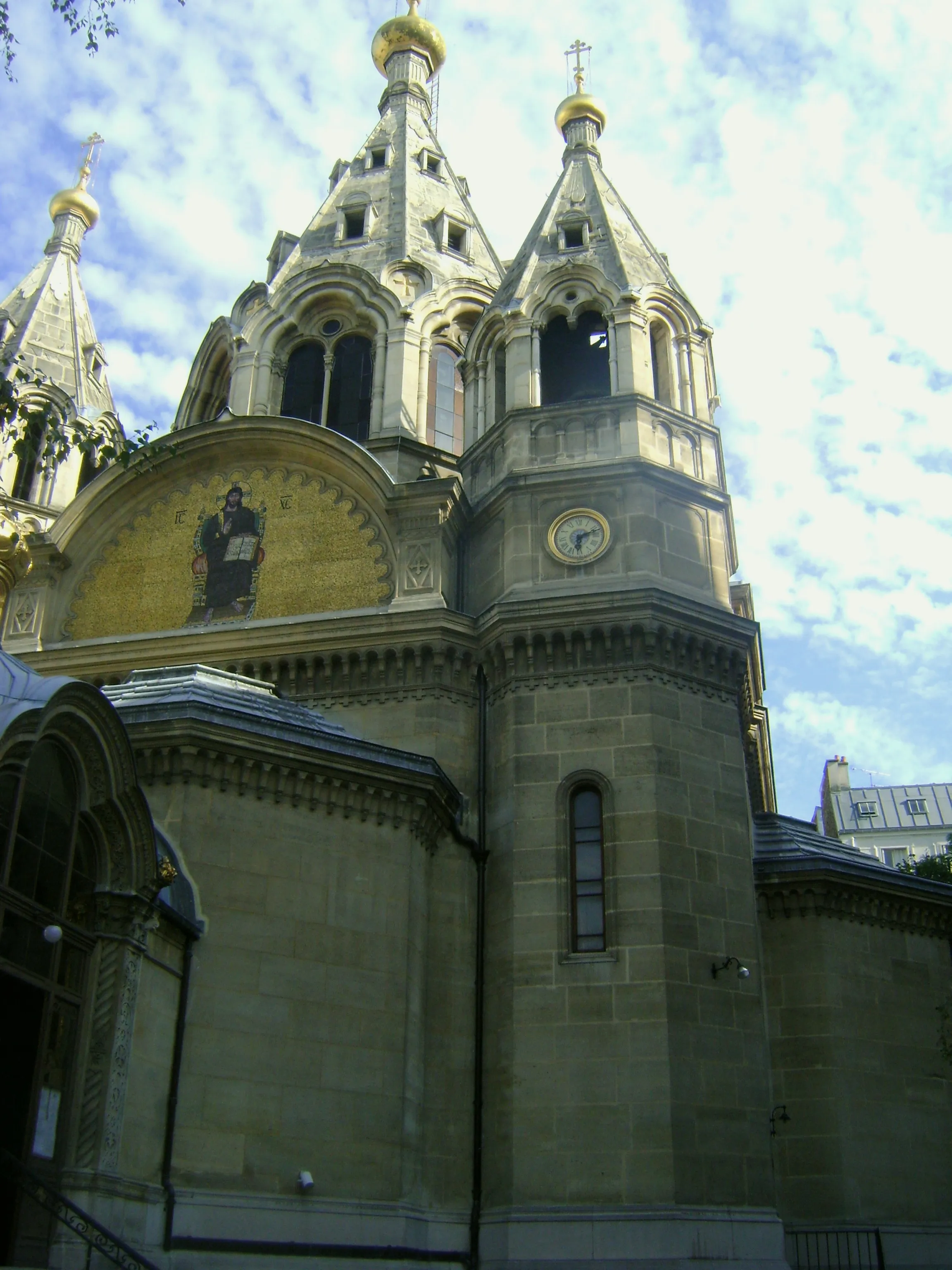 L'église Saint-Serge, rue de Crimée : l'ancien temple allemand sous son bulbe russe. Photo : Olive Titus (Wikimedia Commons, CC BY-SA 2.0).