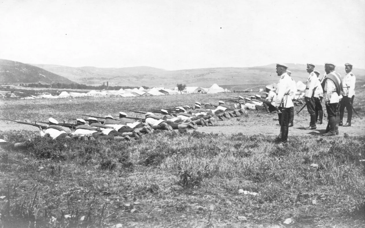 Le général Koutiepov suit les exercices du détachement d&rsquo;instruction du régiment Markov. Gallipoli, 1921. Une armée sans pays continuait d&rsquo;apprendre à se battre. Source : Wikimedia Commons. Domaine public.