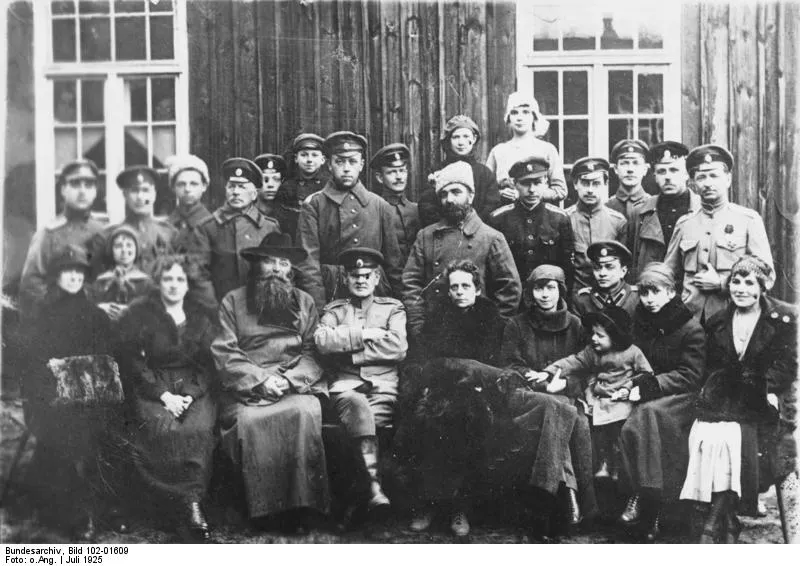 Émigrés russes à Wünsdorf, près de Berlin, juillet 1925. Après la stabilisation du mark, le Berlin russe se dispersait — restaient des communautés comme celle-ci. Source : Bundesarchiv, Bild 102-01609 / CC BY-SA 3.0 DE.