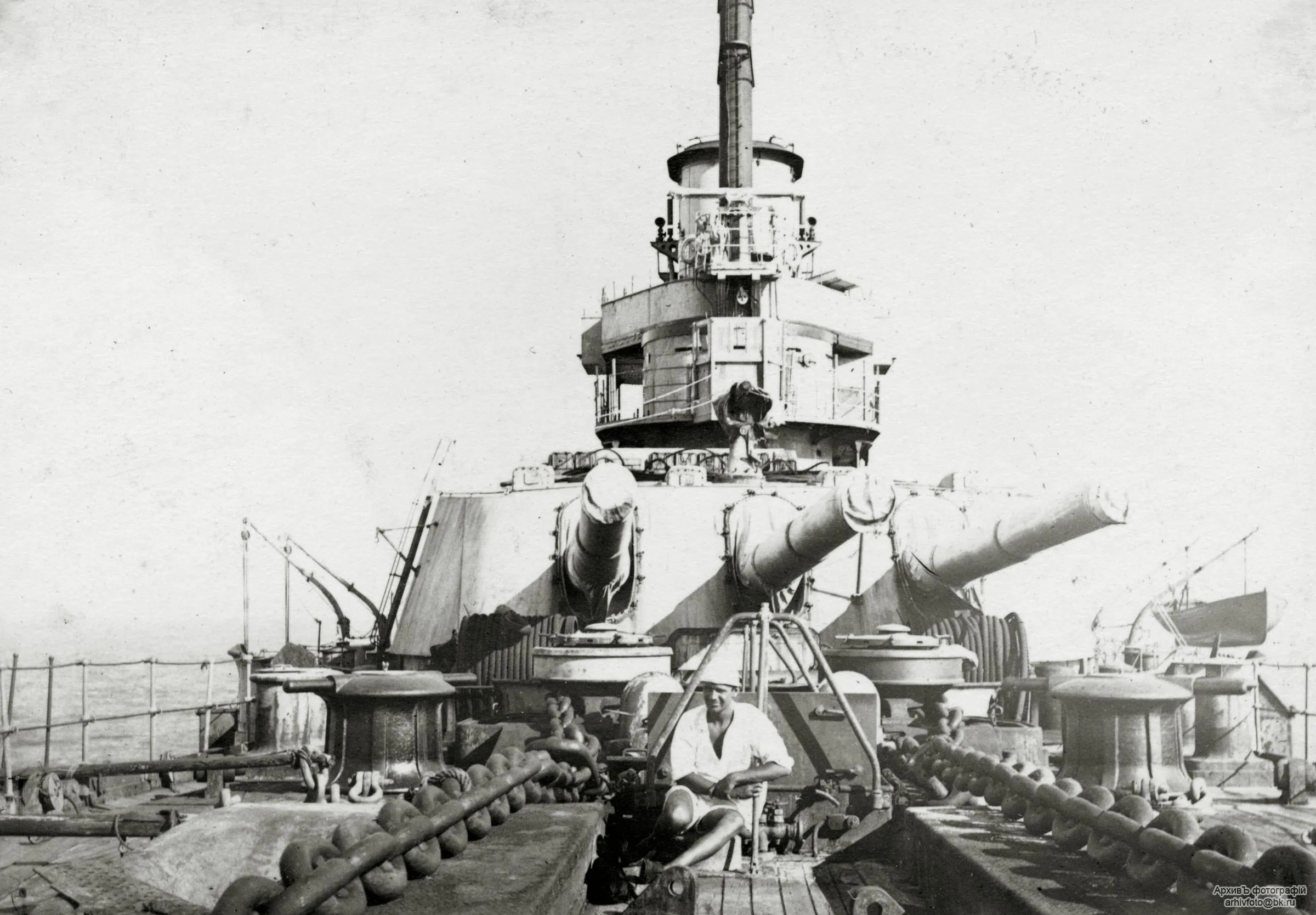 Le cuirassé Général Alexeïev, navire amiral de l&rsquo;escadre russe, en rade de Bizerte, 1920-1924. Quatre ans sous pavillon de Saint-André, sans droit de prendre la mer. Source : Wikimedia Commons. Domaine public.
