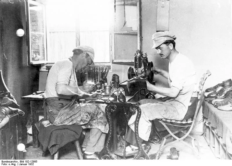 Deux anciens officiers de l&rsquo;armée impériale devenus cordonniers dans leur exil berlinois, 1932. Source : Bundesarchiv, Bild 102-12985 / CC BY-SA 3.0 DE.